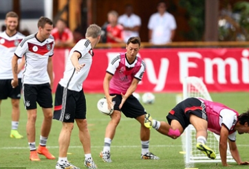 Đức liên tiếp nhận tin xấu trước cuộc đấu với Algeria